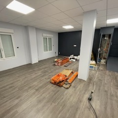 Transformation d'un garage en pièce de vie. Bouchement de cloisons, isolation, placo et faux plafond. Sol souple