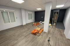 Transformation d'un garage en pièce de vie. Bouchement de cloisons, isolation, placo et faux plafond. Sol souple