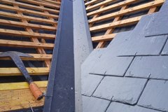 TOITURE EN ARDOISES NATURELLES A EBOULEAU