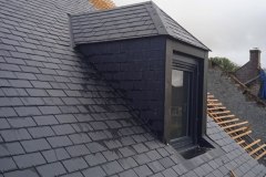 TOITURE EN ARDOISES NATURELLES A EBOULEAU ET TRAVAUX DE ZINGUERIE