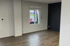 Transformation d'un garage en pièce de vie. Bouchement de cloisons, isolation, placo et faux plafond. Sol souple